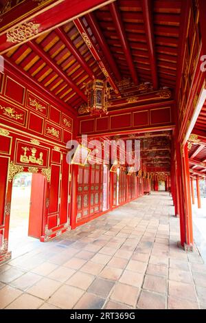 HUE, VIETNAM, 20 SETTEMBRE 2018: La galleria e i cancelli del Palazzo Imperiale e della Cittadella di Hue, in Vietnam, patrimonio dell'umanità dell'UNESCO Foto Stock