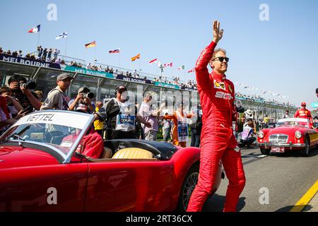 MELBOURNE, AUSTRALIA, 17 MARZO: Sebastian VETTEL della Scuderia Ferrari Mission Winnow sulla parata dei piloti prima dell'inizio della Formula 1 2019 Foto Stock