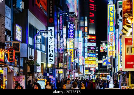 Shinjuku, Giappone, 18 2019 maggio: Le insegne al neon illuminano il trafficato quartiere Shinjuku di Tokyo di notte lungo Yasukuni-dori Ave Foto Stock