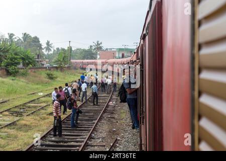 Colombo, Sri Lanka, 26 luglio 2018: Molte persone aggrappate al treno Foto Stock