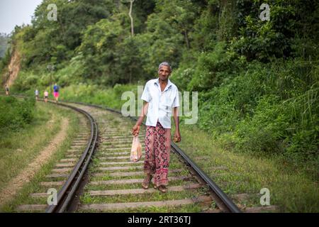 Ella, Sri Lanka, 5 agosto 2018: Un uomo locale che cammina sui binari del treno Foto Stock