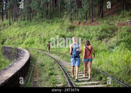 Ella, Sri Lanka, 5 agosto 2018: Due turisti camminano sui binari del treno Foto Stock