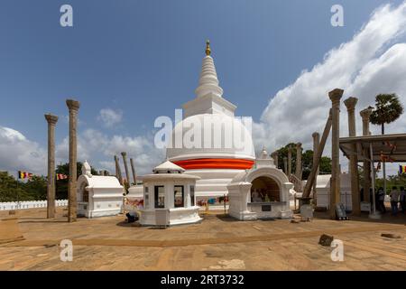 Anuradhapura, Sri Lanka, 21 agosto 2018: Antico tempio buddista Thuparamaya, il primo Dagoba ad essere costruito sull'isola Foto Stock