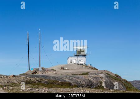 Kangerlussuaq, Groenlandia, 13 luglio 2018: Radar Tower Station vicino all'aeroporto. Kangerlussuaq è un insediamento nella Groenlandia occidentale e in Groenlandia Foto Stock