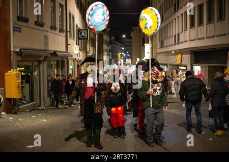 Basilea, Svizzera, 11 marzo 2019: I partecipanti al Basler Fasnacht di notte. Il Carnevale di Basilea è il più grande carnevale della Svizzera Foto Stock