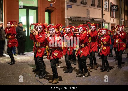 Basilea, Svizzera, 11 marzo 2019: I partecipanti al Basler Fasnacht di notte. Il Carnevale di Basilea è il più grande carnevale della Svizzera Foto Stock