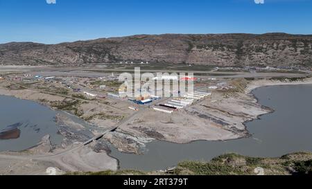 Kangerlussuaq, Groenlandia, 13 luglio 2018: Vista sul villaggio con l'aeroporto internazionale, che è il principale hub di trasporto aereo della Groenlandia Foto Stock