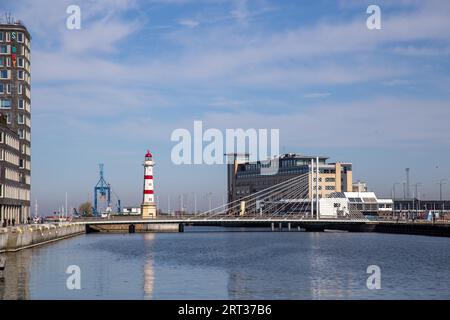 Malmo, Svezia, 20 aprile 2019: Vista del faro storico e del Ponte Univerisy nell'area del porto Foto Stock