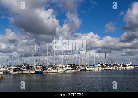 Copenaghen, Danimarca, 3 ottobre 2018: Barche a vela ancorate al porto per barche a vela di Kastrup Foto Stock