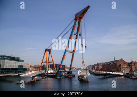 Copenaghen, Danimarca, 4 aprile 2019: L'enorme gru galleggiante Hebo Lift 9 che installa parti per un nuovo ponte ciclistico sul porto Foto Stock