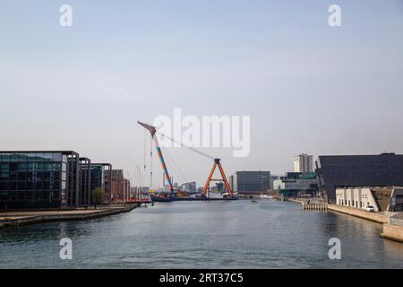 Copenaghen, Danimarca, 4 aprile 2019: L'enorme gru galleggiante Hebo Lift 9 che installa parti per un nuovo ponte ciclistico sul porto Foto Stock