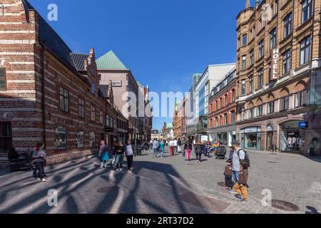 Malmo, Svezia, 20 aprile 2019: Persone nella zona pedonale nel centro della città Foto Stock