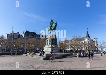 Malmo, Svezia, 20 aprile 2019: Statua di re Carlo X Gustavo sulla piazza Stortorget nel centro storico della città Foto Stock