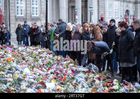 Copenaghen, Danimarca, 17 febbraio 2108: Persone che mettono fiori al palazzo di Amalienborg per il defunto principe Henrik Foto Stock