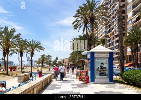 Malaga, Spagna, 24 maggio 2019: Persone che camminano lungo la passeggiata sul lungomare di Malagueta Beach Foto Stock