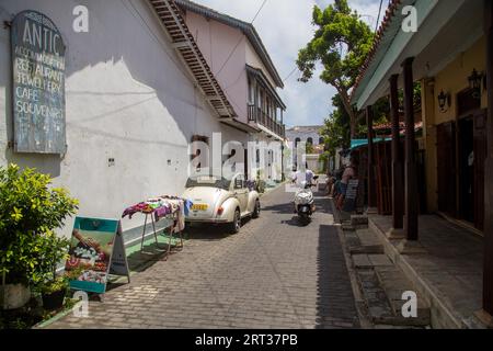 Galle Fort, Sri Lanka, 27 luglio 2018: Una piccola e accogliente strada nello storico forte di Galle Foto Stock