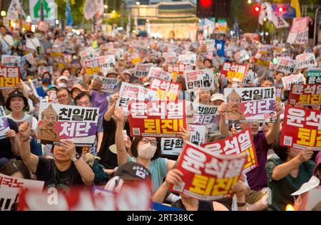 Protesta contro il Giappone e Yoon Suk-Yeol, 9 settembre 2023: La gente partecipa a una manifestazione per protestare contro il rilascio di acqua radioattiva dal Giappone dalla centrale nucleare di Fukushima e per chiedere le dimissioni del presidente sudcoreano Yoon Suk-Yeol a Seul, Corea del Sud. Migliaia di persone al raduno hanno insistito sulle corde di Yoon insieme al rilascio di acqua radioattiva da parte del Giappone. Il Giappone ha iniziato a scaricare l'acqua radioattiva nell'oceano il 24 agosto, che è stata immagazzinata nella centrale nucleare da quando tre reattori nucleari si sono fusi a seguito di un terremoto nel marzo 2011, secondo i notiziari Foto Stock