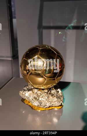 Ballon d'Or di Lionel messi in mostra al 3-2-1 Qatar Olympic and Sports Museum. Un museo a Doha. Situato nello Stadio Internazionale di Khalifa. Foto Stock