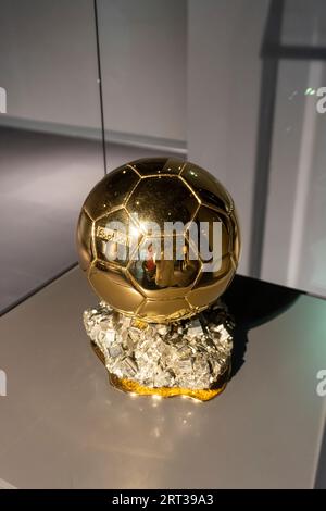 Ballon d'Or di Lionel messi in mostra al 3-2-1 Qatar Olympic and Sports Museum. Un museo a Doha. Situato nello Stadio Internazionale di Khalifa. Foto Stock