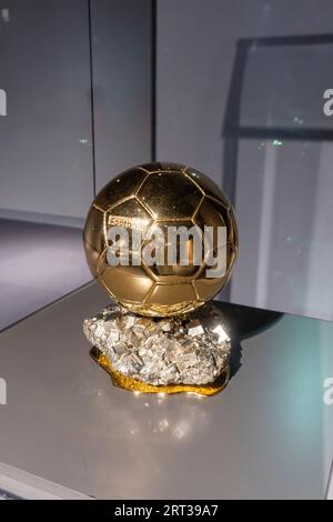 Ballon d'Or di Lionel messi in mostra al 3-2-1 Qatar Olympic and Sports Museum. Un museo a Doha. Situato nello Stadio Internazionale di Khalifa. Foto Stock