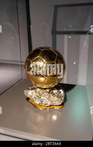 Ballon d'Or di Lionel messi in mostra al 3-2-1 Qatar Olympic and Sports Museum. Un museo a Doha. Situato nello Stadio Internazionale di Khalifa. Foto Stock