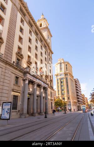 Saragozza, Spagna - 14 febbraio 2022: Architettura generica e vista sulla strada in Calle del coso, una trafficata strada centrale di Saragozza, la capitale dell'Aragona Foto Stock