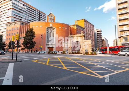 Saragozza, Spagna - 14 febbraio 2022: Vista esterna della Iglesia de Nuestra Senora del Carmen, chiesa parrocchiale di nostra Signora di Carmen. Foto Stock