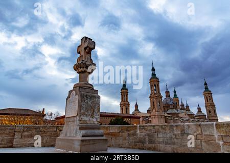 Saragozza, Spagna - 14 febbraio 2022: Croce commemorativa di Basilio Boggiero sul Puente de Piedra sul fiume Ebro a Saragozza. Foto Stock