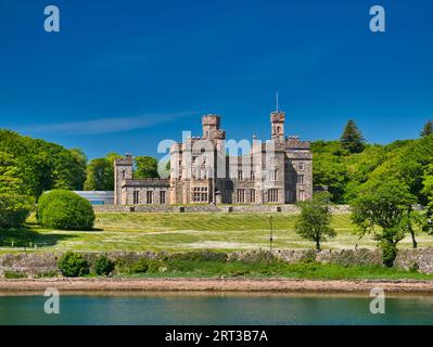 La facciata dell'edificio di categoria A, Lews Castle a Stornoway sull'isola di Lewis nelle Ebridi esterne, Scozia, Regno Unito. Preso in una giornata di sole su Foto Stock