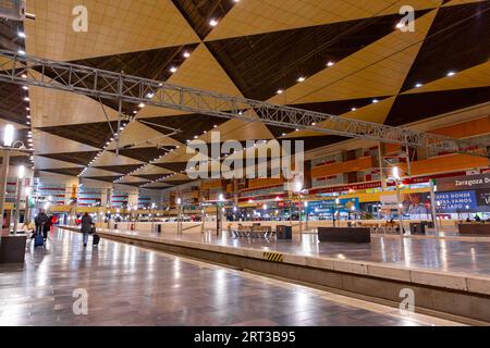 Saragozza, Spagna - 14 febbraio 2022: Binari della stazione ferroviaria di Delicias, il principale centro di trasporto pubblico della città di Saragozza, Aragona, Spagna. Foto Stock