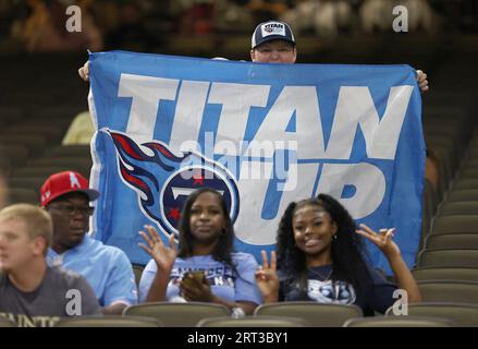 New Orleans, USA. 10 settembre 2023. Un gruppo di tifosi dei Tennessee Titans mostra supporto per la loro squadra durante una partita della National Football League al Caesars Superdome di New Orleans, Louisiana, domenica 10 settembre 2023. (Foto di Peter G. Forest/Sipa USA) credito: SIPA USA/Alamy Live News Foto Stock