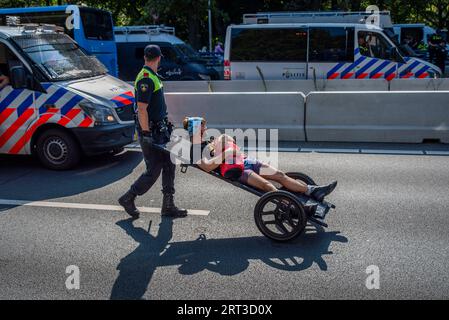 L'Aia, Olanda meridionale, Paesi Bassi. 9 settembre 2023. La polizia olandese usa barelle riadattate per spostare gli attivisti del clima arrestati. Il 9 settembre 2023, gli attivisti della ribellione di estinzione bloccarono l'autostrada A12 che attraversava il centro dell'Aia, nei Paesi Bassi. La protesta era in opposizione ai miliardi di euro del governo olandese in sovvenzioni all'industria dei combustibili fossili. (Immagine di credito: © James Petermeier/ZUMA Press Wire) SOLO USO EDITORIALE! Non per USO commerciale! Foto Stock