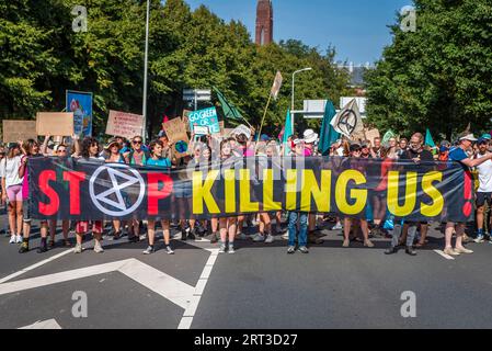L'Aia, Olanda meridionale, Paesi Bassi. 9 settembre 2023. Un grande gruppo di attivisti tiene un cartello con la scritta "Stop Killing US!". Il 9 settembre 2023, gli attivisti della ribellione di estinzione bloccarono l'autostrada A12 che attraversava il centro dell'Aia, nei Paesi Bassi. La protesta era in opposizione ai miliardi di euro del governo olandese in sovvenzioni all'industria dei combustibili fossili. (Immagine di credito: © James Petermeier/ZUMA Press Wire) SOLO USO EDITORIALE! Non per USO commerciale! Foto Stock