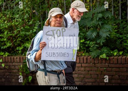 L'Aia, Olanda meridionale, Paesi Bassi. 9 settembre 2023. Un attivista per il clima ha un cartello con la scritta "Please Stop Fossil Grants". Il 9 settembre 2023, gli attivisti della ribellione di estinzione bloccarono l'autostrada A12 che attraversava il centro dell'Aia, nei Paesi Bassi. La protesta era in opposizione ai miliardi di euro del governo olandese in sovvenzioni all'industria dei combustibili fossili. (Immagine di credito: © James Petermeier/ZUMA Press Wire) SOLO USO EDITORIALE! Non per USO commerciale! Foto Stock