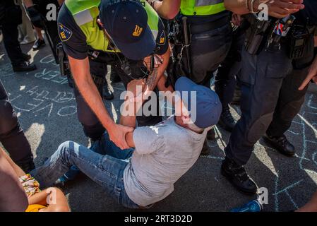 L'Aia, Olanda meridionale, Paesi Bassi. 9 settembre 2023. Un attivista per il clima viene forzatamente allontanato dal blocco dei veicoli della polizia. Il 9 settembre 2023, gli attivisti della ribellione di estinzione bloccarono l'autostrada A12 che attraversava il centro dell'Aia, nei Paesi Bassi. La protesta era in opposizione ai miliardi di euro del governo olandese in sovvenzioni all'industria dei combustibili fossili. (Immagine di credito: © James Petermeier/ZUMA Press Wire) SOLO USO EDITORIALE! Non per USO commerciale! Foto Stock
