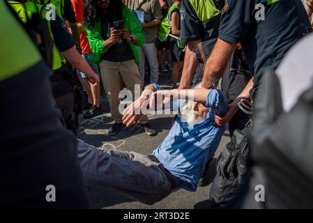 L'Aia, Olanda meridionale, Paesi Bassi. 9 settembre 2023. Un attivista per il clima viene forzatamente allontanato dal blocco dei veicoli della polizia. Il 9 settembre 2023, gli attivisti della ribellione di estinzione bloccarono l'autostrada A12 che attraversava il centro dell'Aia, nei Paesi Bassi. La protesta era in opposizione ai miliardi di euro del governo olandese in sovvenzioni all'industria dei combustibili fossili. (Immagine di credito: © James Petermeier/ZUMA Press Wire) SOLO USO EDITORIALE! Non per USO commerciale! Foto Stock