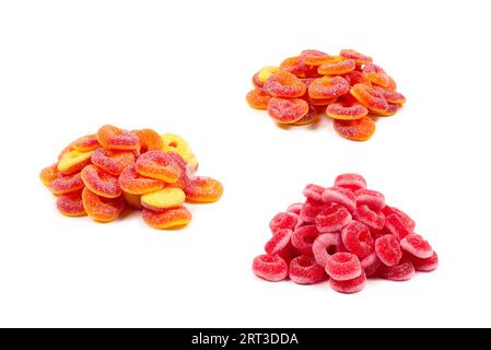Anelli di gelatina isolati su sfondo bianco. Anelli arancioni. Foto Stock