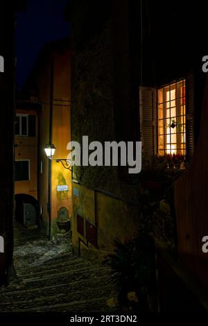 Scena notturna in un antico borgo del Lago di Como chiamato Santa Maria Rezzonico Foto Stock