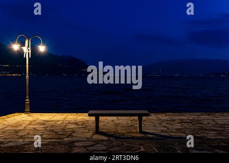 Scena notturna sul Lago di Como, villaggio di Santa Maria Rezzonico Foto Stock