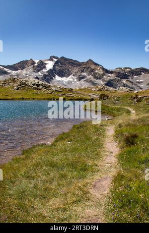 Bellissimo e isolato Lago Agnel nel nel Parc Nazionale Gran Paradiso, Torino, Piemonte, Italia Foto Stock