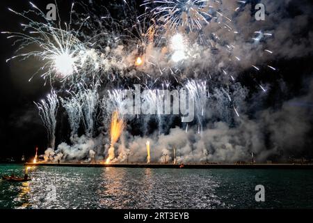 Spettacolari fuochi d'artificio durante l'anniversario annuale dell'Armata nell'isola di Spetses, in Grecia, la rappresentazione di una battaglia navale a Spetses del 1822. Foto Stock