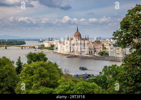 L'edificio del Parlamento ungherese dal castello di Buda, Budapest, Ungheria Foto Stock