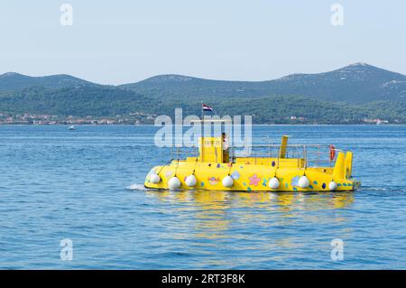 Zara, Croazia - 19 settembre 2020: Sottomarino giallo turistico per osservazioni subacquee nel mare Adriatico Foto Stock