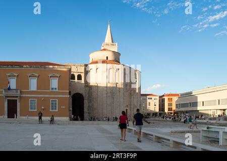 Zara, Croazia - 06 agosto 2023: I turisti guardano i bellissimi simboli della città di Zara, il foro Romano, la chiesa di San Donato e la chiesa bel Foto Stock