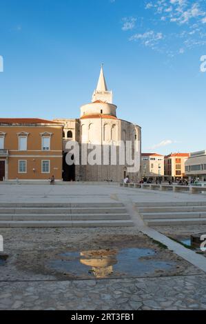 Zara, Croazia - 06 agosto 2023: I turisti guardano i bellissimi simboli della città di Zara, il foro Romano, la chiesa di San Donato e la chiesa bel Foto Stock