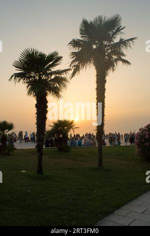 Zara, Croazia - 21 luglio 2023: I turisti che ammirano un incredibile tramonto sulla famosa installazione di saluti al sole in una calda giornata estiva a Zara Foto Stock