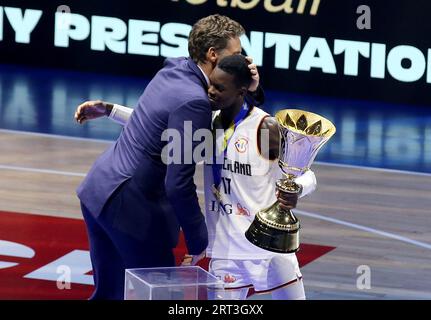 Pasay, Indonesia. 10 settembre 2023. Pallacanestro, Coppa del mondo, Serbia - Germania, round a eliminazione diretta, finale, l'ex cestista spagnolo Pau Gasol (l) consegna il trofeo della Coppa del mondo al tedesco Dennis Schröder e lo abbraccia. La squadra tedesca ha vinto il titolo della Coppa del mondo. Crediti: Matthias Stickel/dpa/Alamy Live News Foto Stock