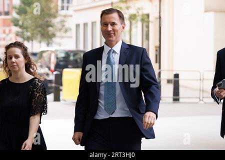 Il Cancelliere dello Scacchiere Jeremy Hunt arriva alla BBC prima dello show politico Sunday con Laura Kuenssberg. Immagine scattata il 3 settembre 2023. © B Foto Stock