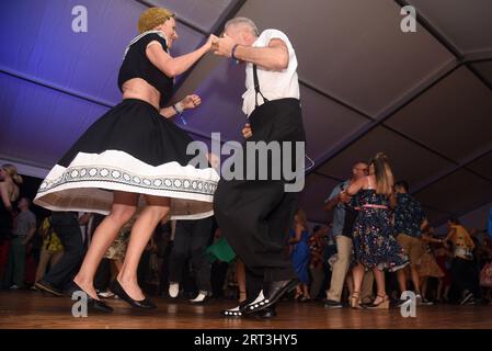 Calafell, Spagna. 10 settembre 2023. Un paio danzano sulla musica Rockabilly durante l'High Rock-A-Billy Festival a Calafell. Dal 7 al 10 settembre 2023, l'High Roc-A-Billy Festival si è tenuto a Calafell, che riunisce migliaia di visitatori nazionali e internazionali del genere Rock degli anni '50 L'High Rock-A-Billy Festival è un evento musicale di livello internazionale, considerato il migliore in Europa dedicato al popolare genere americano degli anni '50, dove si esibiscono gruppi internazionali. (Foto di Ramon Costa/SOPA Images/Sipa USA) credito: SIPA USA/Alamy Live News Foto Stock