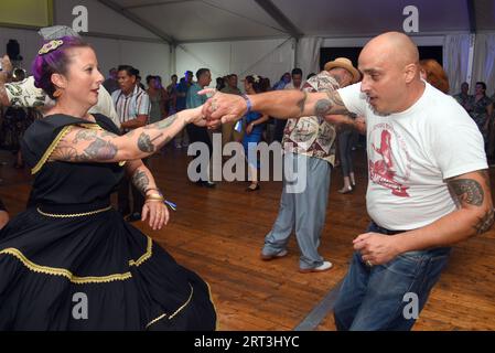 Calafell, Spagna. 10 settembre 2023. Un paio danzano sulla musica Rockabilly durante l'High Rock-A-Billy Festival a Calafell. Dal 7 al 10 settembre 2023, l'High Roc-A-Billy Festival si è tenuto a Calafell, che riunisce migliaia di visitatori nazionali e internazionali del genere Rock degli anni '50 L'High Rock-A-Billy Festival è un evento musicale di livello internazionale, considerato il migliore in Europa dedicato al popolare genere americano degli anni '50, dove si esibiscono gruppi internazionali. (Foto di Ramon Costa/SOPA Images/Sipa USA) credito: SIPA USA/Alamy Live News Foto Stock